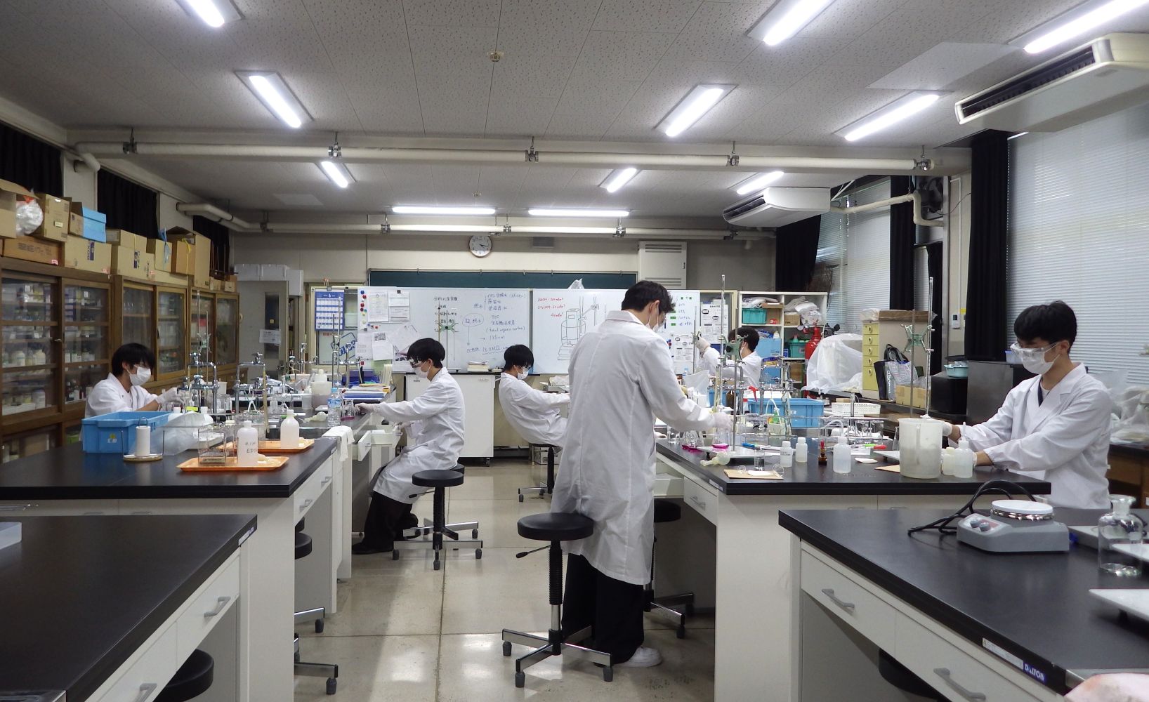 化学実験授業中